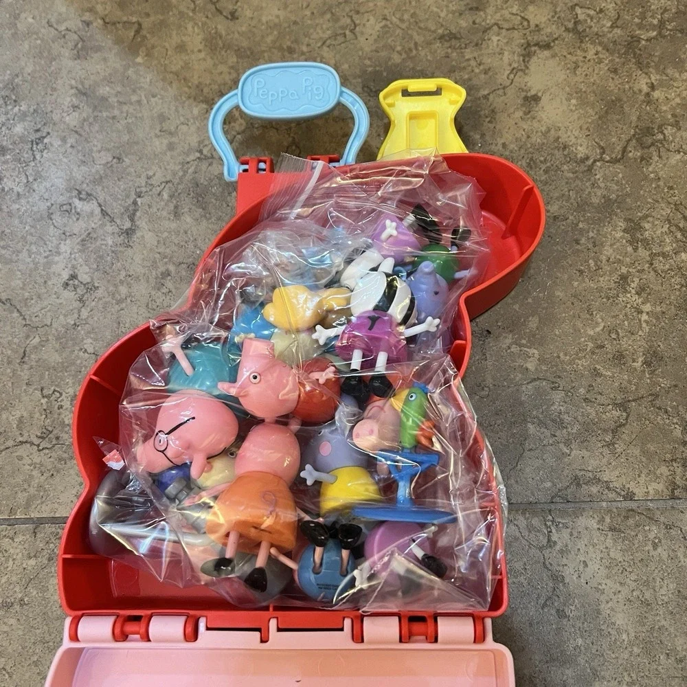 Peppa‎ Pig Carry Case with Several Figures Playtime